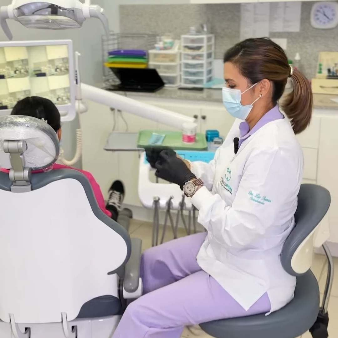 Dra. Liz Bazán atendiendo a paciente